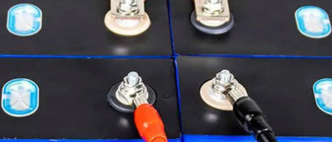 Test leads contacting module terminals during a measurement